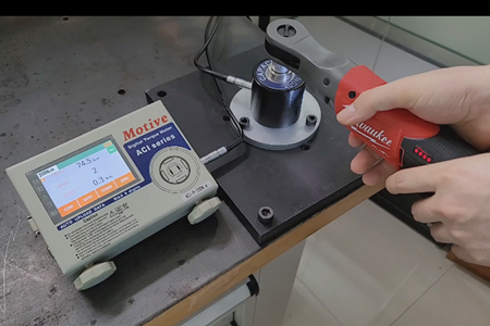 Motive扭力測試儀測試美沃奇(Milwaukee)棘輪扳手的正，反轉最大扭力